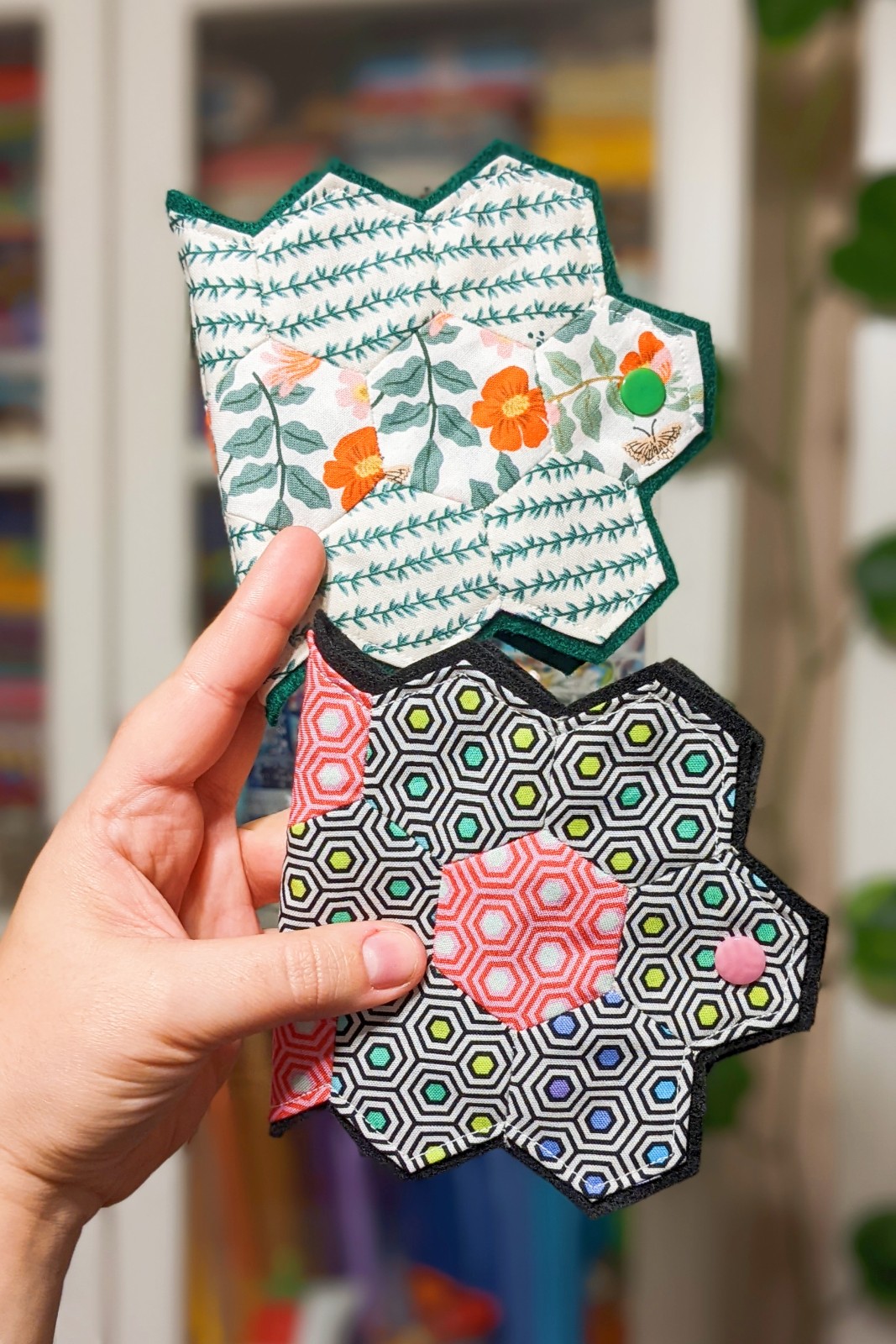 English Paper Pieced Needle Book Tutorial - Daisi Toegel - Flower Sew